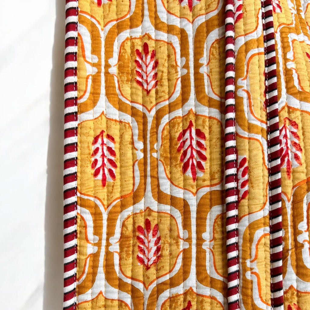 Lightweight foldable cotton tote bag for market or beach